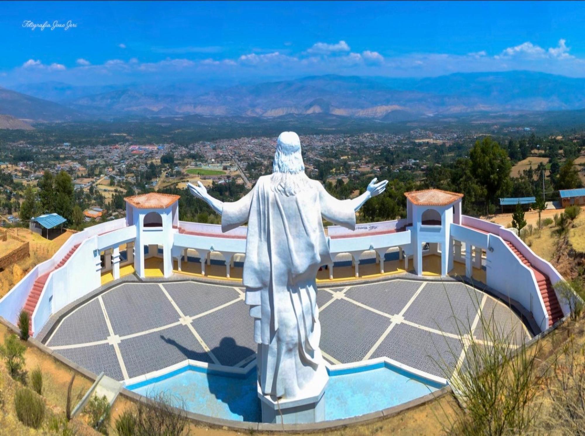 Su Majestad II Huanta Esterno foto